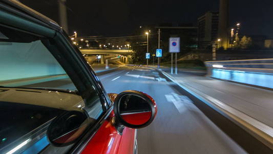 汽车在夜间街道上以快速的速度移动，时间推移过高的漂移。 道路模糊，灯光从汽车高速反射。 捷克语