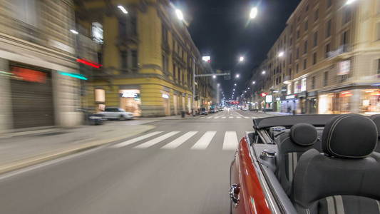 汽车在夜间大道上以快速的速度移动，时间推移过高的漂移。 道路模糊，灯光从汽车高速反射。 意大利米兰