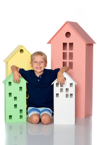 一个小男孩玩色彩缤纷的房子
