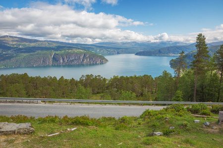 在去乌特维克的路上，低头看着Innvikfjord