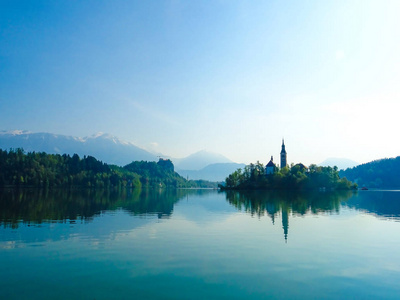 从湖边到一个有教堂和山脉的小岛的美丽全景