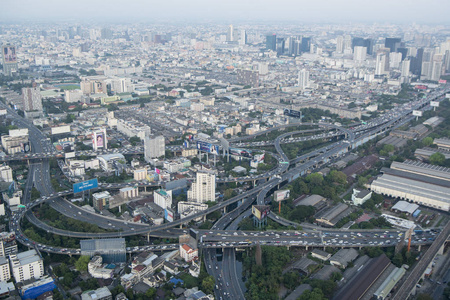 一条高速公路和铁路，从泰国曼谷市的拜约克天空酒店俯瞰东南亚。泰国，曼谷，2018年11月