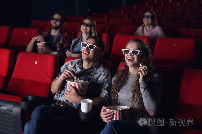 年轻夫妇在电影院看电影照片-正版商用图片17a4a2-摄图新视界