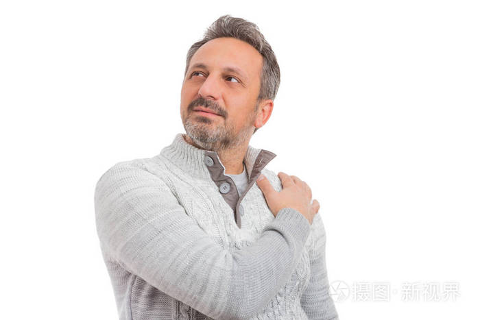 近景人物肖像男士仰视触摸肩膀,白色背景上的灰色针织