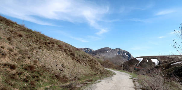 山中的砾石路春天的风景