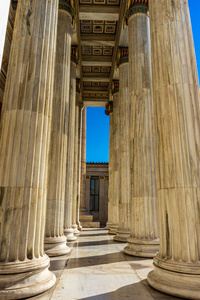 希腊雅典国立学院立面上的古典大理石柱子