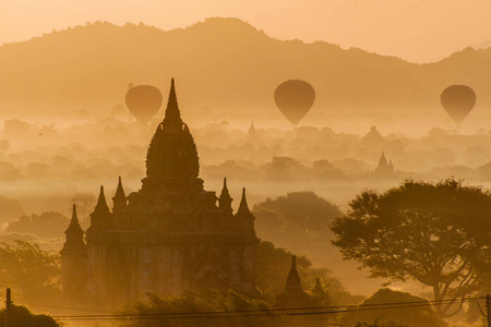 巴甘上空的气球和缅甸寺庙的天际线