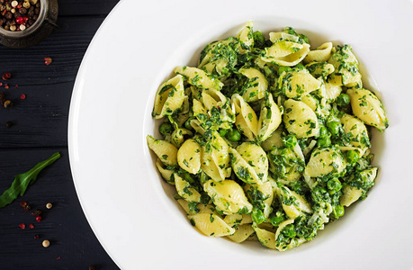 带菠菜和青的海螺意大利面。 意大利菜。 素食食品。 顶部视图