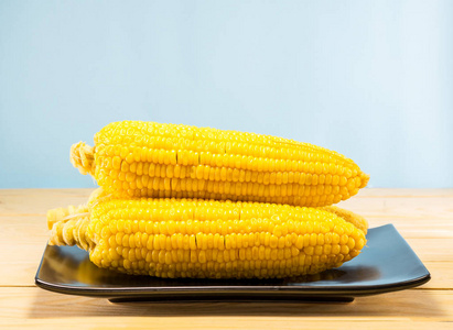 黄玉米在桌子上的盘子里煮