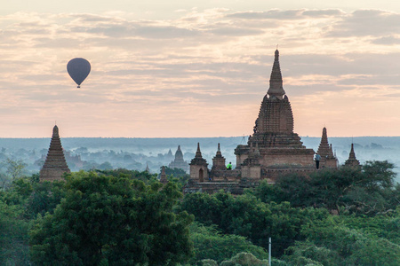 气球在巴甘和其寺庙的天际线缅甸。 毛克古尼寺。