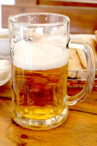 桌子上有啤酒的杯子
