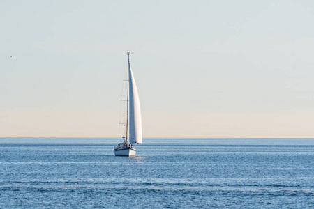 夏日在波罗的海的水面上的帆船