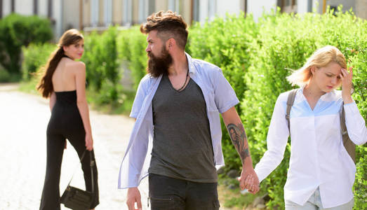 女人的人不忠的爱。三角恋和三人行。男人欺