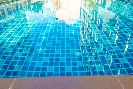 豪华游泳池内的低层公寓建筑真正的etate产业