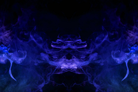 浓密的多色蓝色烟雾，以头骨怪物龙的形式出现在黑色的孤立背景上。 烟雾蒸气的背景。 酷T衬衫的MOCAP。