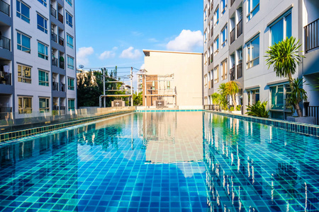 豪华游泳池内的低层公寓建筑，房地产行业