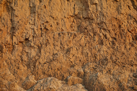 不同深度裂缝的黄色粘土砂壁纹理