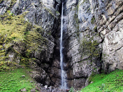 这条瀑布位于肯塔河谷的丹吉洛菲尔和达利巴赫瀑布之间，在克兰塔勒尔斯湖旁边
