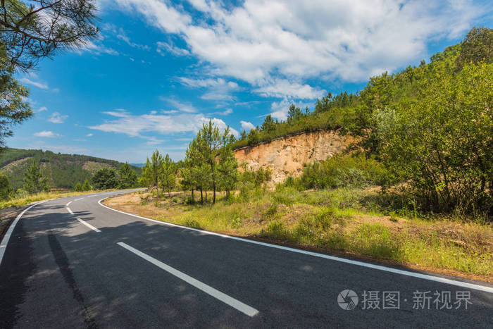 照片 波尔图加洛北部地区的沥青乡村道路.jpg