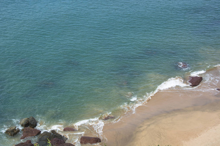 在阳光明媚的一天，在可乐海滩果阿印度邀请蓝色的阿拉伯海水