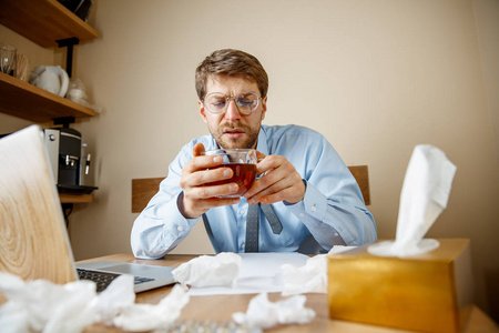 感觉又恶心又累。 在办公室工作的那个喝热茶的人得了季节性感冒。 预防流感大流行办公室空调引起疾病