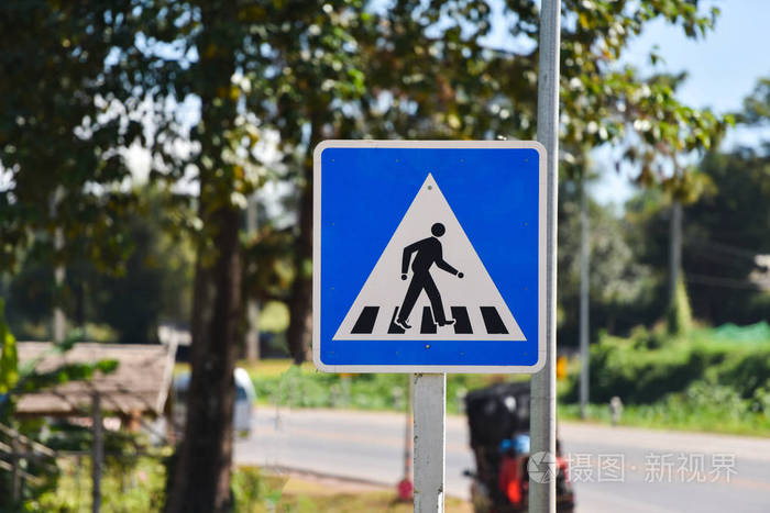 道路标志人行横道/交通标志行人过马路蓝色背景