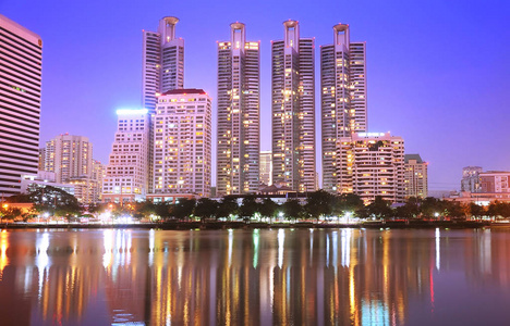 城市天际线在夜间曼谷建筑上的河流全景。