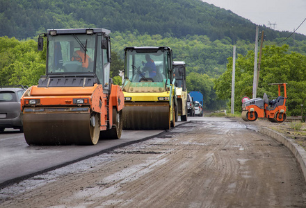 在新道路上施工的工地用滚筒图片