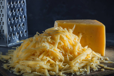 整块和山磨干酪的切片图片