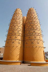 卡塔尔国。 多哈。 卡塔拉鸽子塔。 建于20062007年的土坯粘土砖和木材。