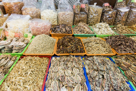 干鱼在城市市场的邦森镇在普罗文茨春布里在泰国。 2018年11月