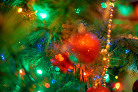 圣诞树在温暖的光线内部