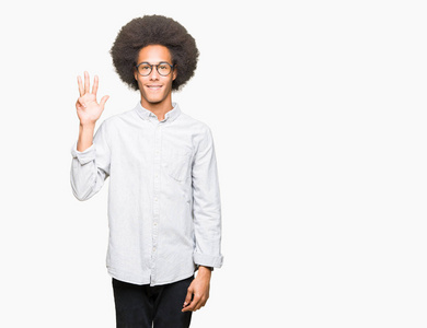 年轻的非裔美国男人，带着非洲头发，戴着眼镜，用手指第四，一边微笑，自信和快乐。