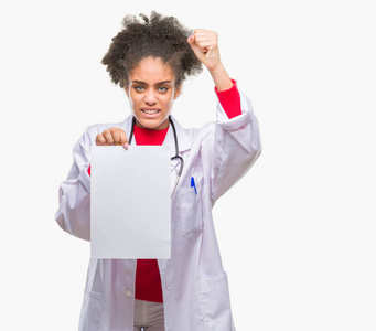 年轻的美国医生女士拿着白纸在孤立的背景上烦恼和沮丧，愤怒，疯狂地大喊大叫，举起手愤怒的概念