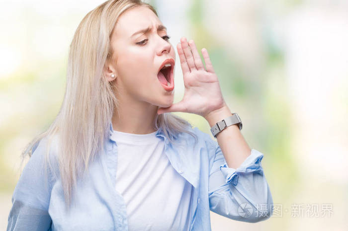 年轻的金发女人在孤立的背景上大声喊叫和尖叫手在嘴上交流概念