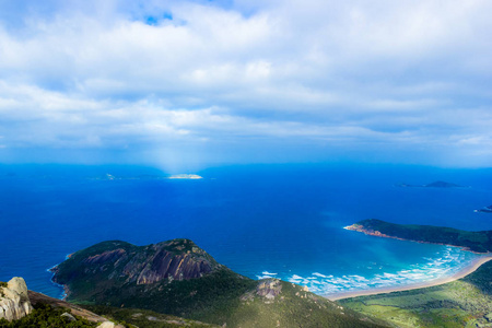 太阳在奥伯龙山山顶步行街和观景台的云层中透过云层闪耀, 威尔森海角国家公园