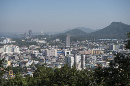 从泰国Provinz Chonburi的SiRacha镇的WatKhaoPhutthakhodom山俯瞰城市景色。 2018年1