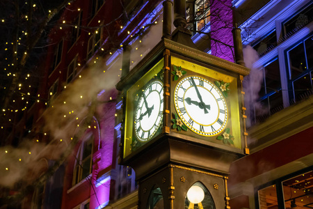 蒸汽时钟在一个黑暗的冬季夜晚，在加拿大温哥华市中心的美食城。