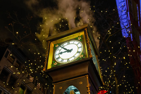 蒸汽时钟在一个黑暗的冬季夜晚，在加拿大温哥华市中心的美食城。