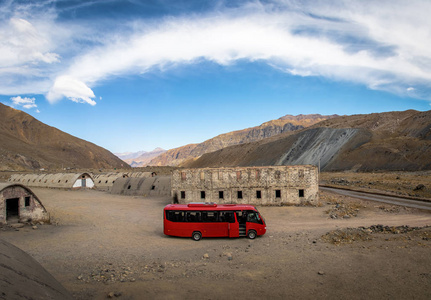 一辆红色巴士在拉斯卡拉斯旧遗址，从在智利卡洪德尔马坡建造防腐大坝