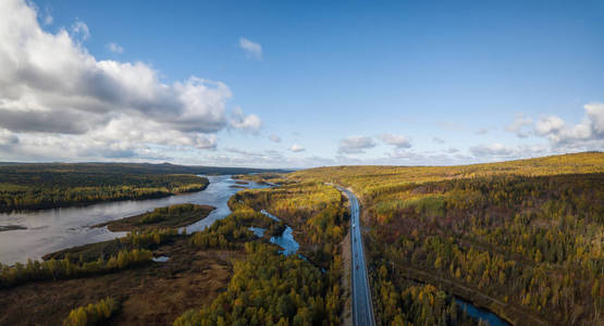 秋天一个美丽的晴天，风景优美的道路的空中全景。 靠近大瀑布温莎纽芬兰加拿大。