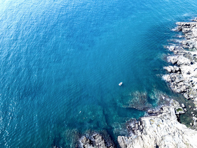 海岸和海洋的鸟瞰图..