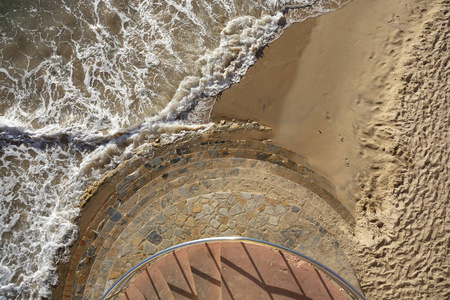西班牙沙滩和海浪的鸟瞰图