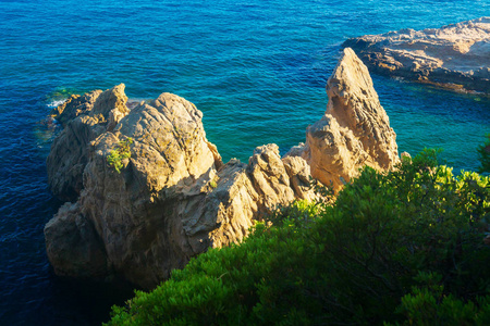 在西班牙布拉瓦海岸的 lloret de mara, 在蓝色的大海上, 在水中有岩石悬崖