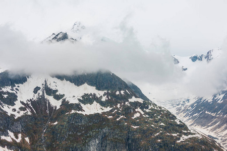 夏季多云阿尔卑斯山脉和贝特梅霍恩山脊从伟大的奥莱奇冰川和冰落瑞士贝特梅拉尔普