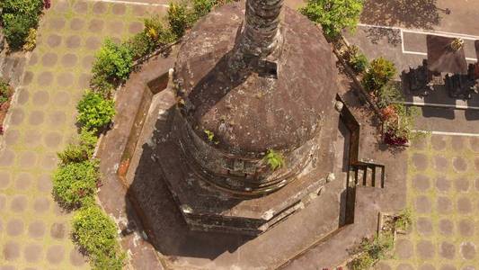 4 k 空中飞行视频巴厘岛寺庙之间的稻田。热带岛屿巴厘岛。美丽的寺庙。顶视图