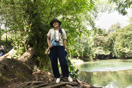 旅行者泰国妇女旅行，并在泰国Saraburi省MuakLek区的Chetsaoi小瀑布或Namtok Chetsaoi国家公园拍