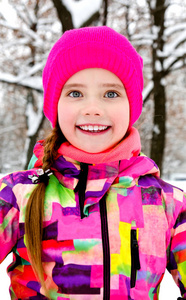 冬天户外剪开微笑的小女孩肖像