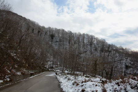 意大利南部坎帕尼亚雪山景观2019年1月9日。