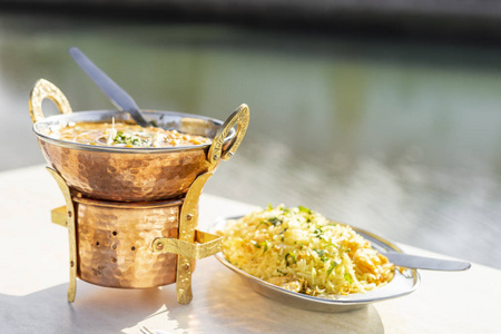 美味的印度食物，桌上有鞑靼和鸡蛋米饭